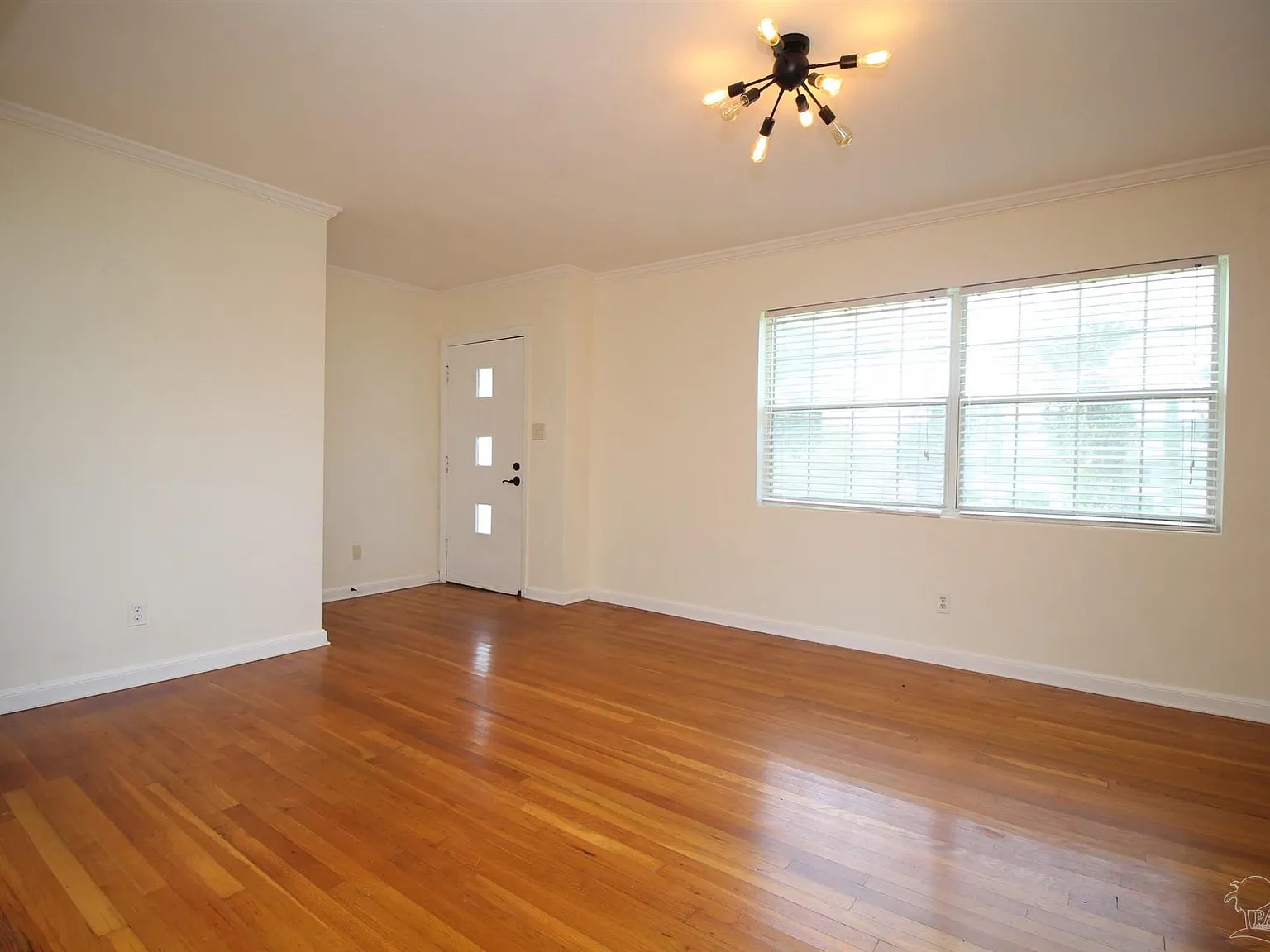 4 bed, 1.0 bath, 1475 sqft, $1,800 — Photo 3