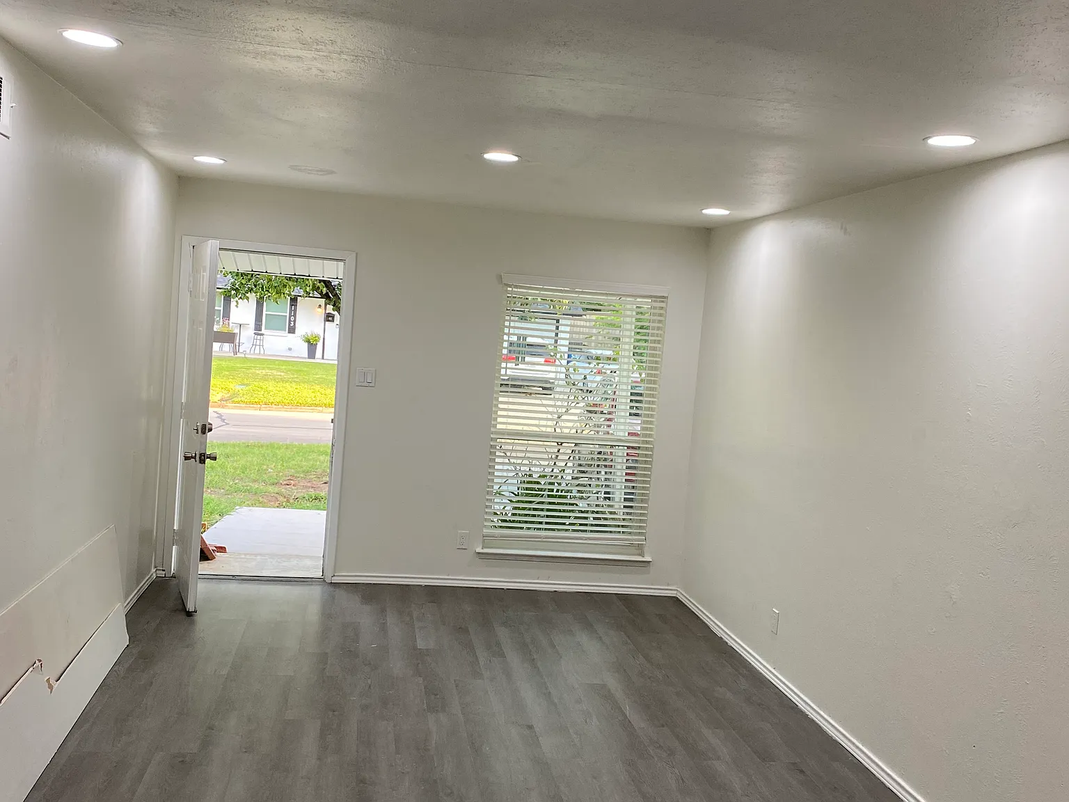 4 bed, 1.5 bath, 1407 sqft, $2,400 — Photo 2