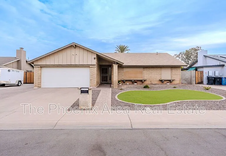 3231 N Woodburne Dr — Photo 1