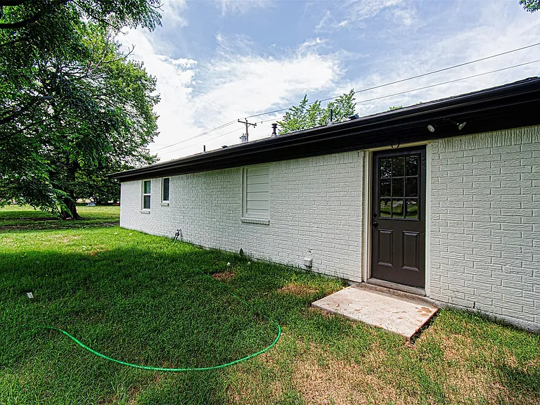 551 E Burks St — Photo 27
