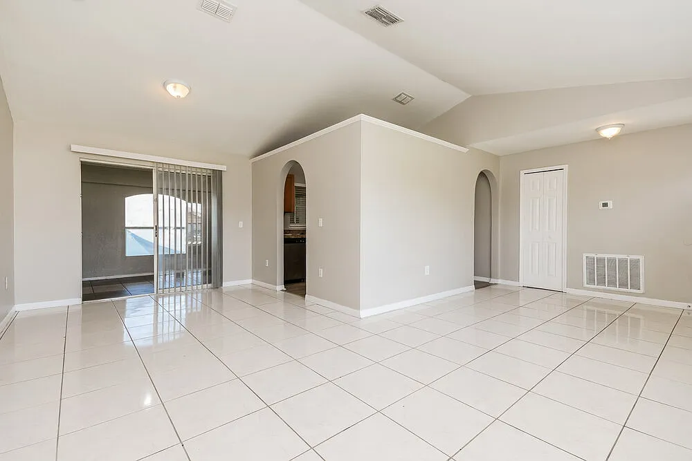 3 bed, 2.0 bath, 1474 sqft, $1,700 — Photo 4