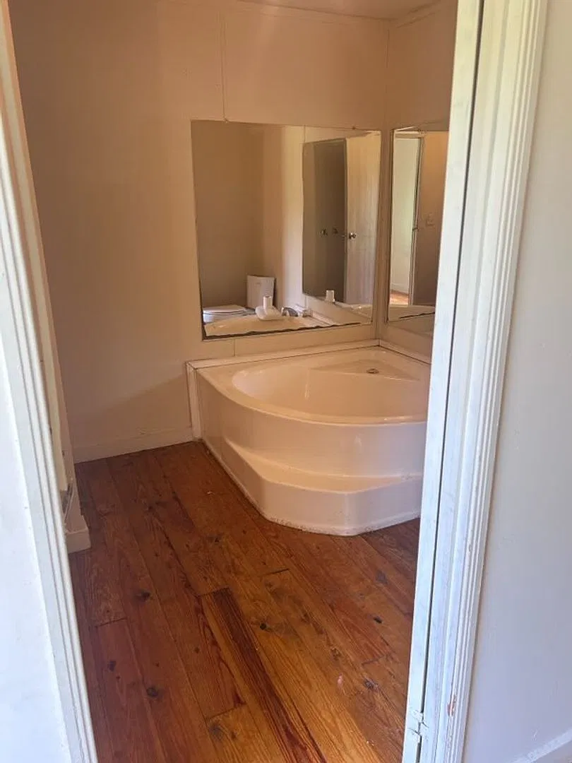 $950 monthly or $275- weekly Rent — Photo 2