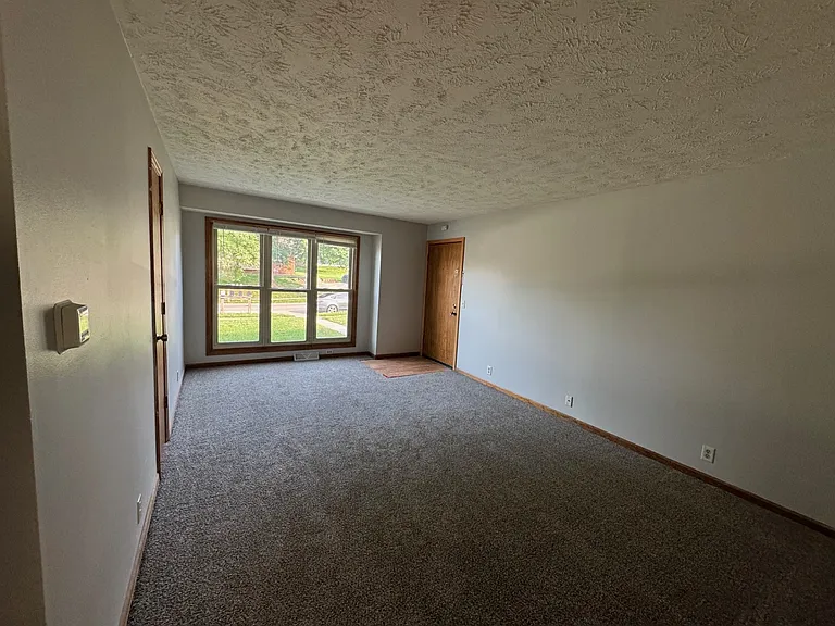 8009 S 48th Ave — Photo 4