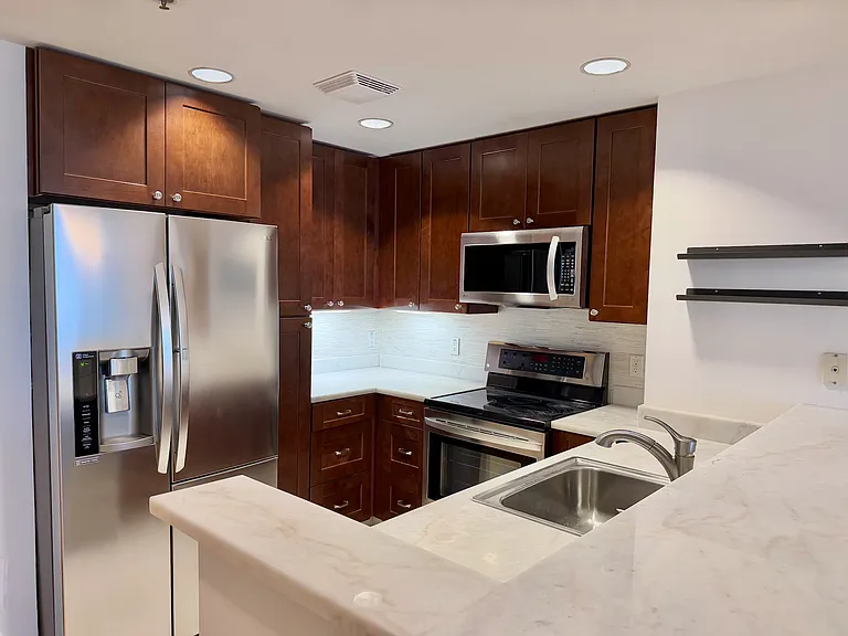 250 King St #1206 — Photo 4