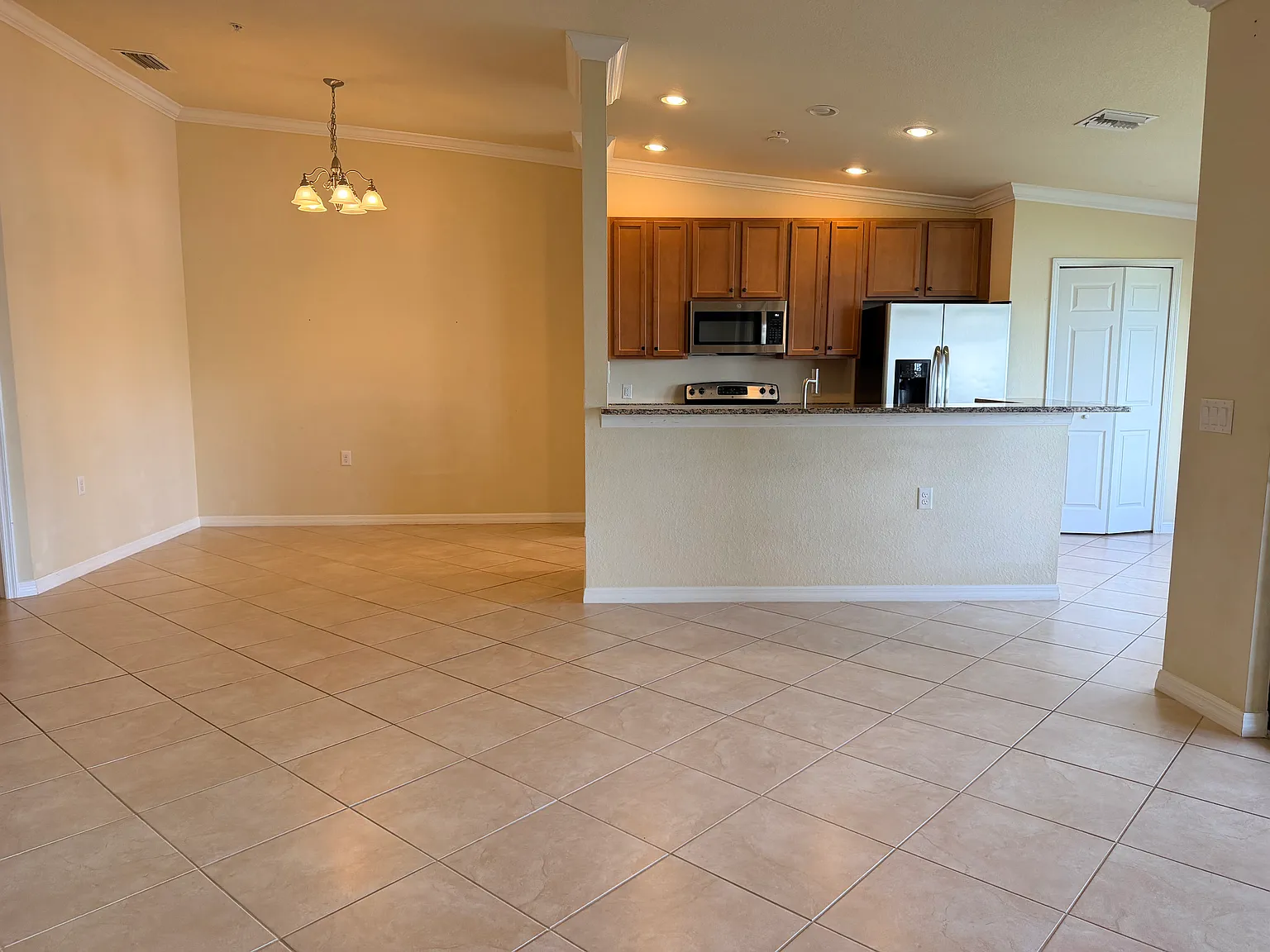 2 bed, 1561 sqft, $2,390 — Photo 4