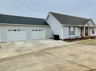 1872 Fall River Rd, Lawrenceburg, TN 38464
