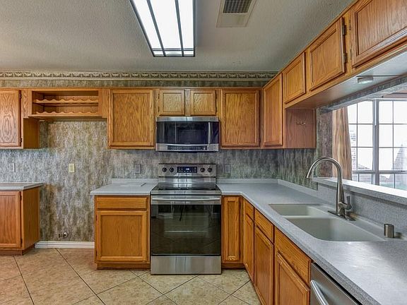 4th image of 2540 Creekwood Ln