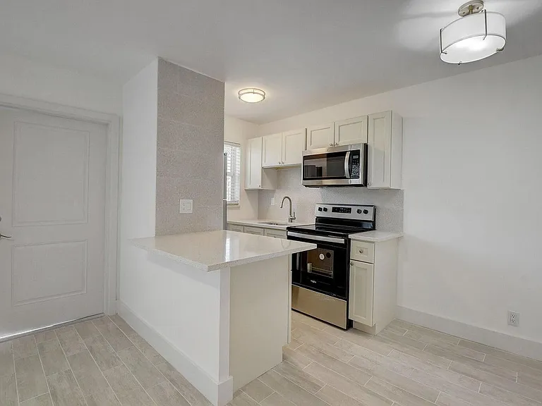 525 S Broadway #M — Photo 6