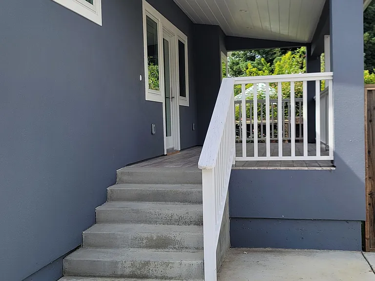 704B Laurel Ave — Photo 3