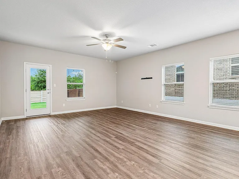 616 Sigourney Way — Photo 5