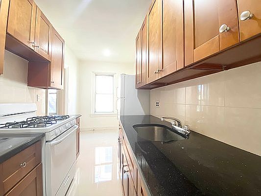 3rd image of 36-20 Parsons Blvd #2B