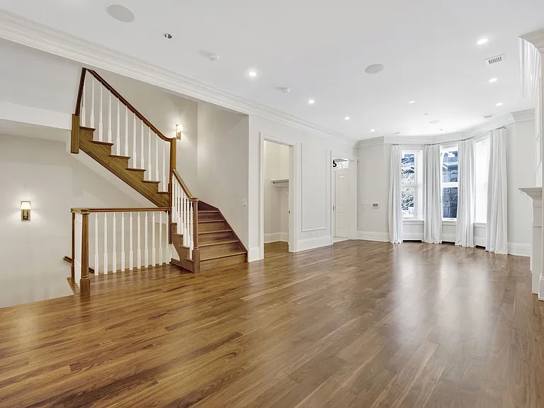 105 W Chestnut St — Photo 4