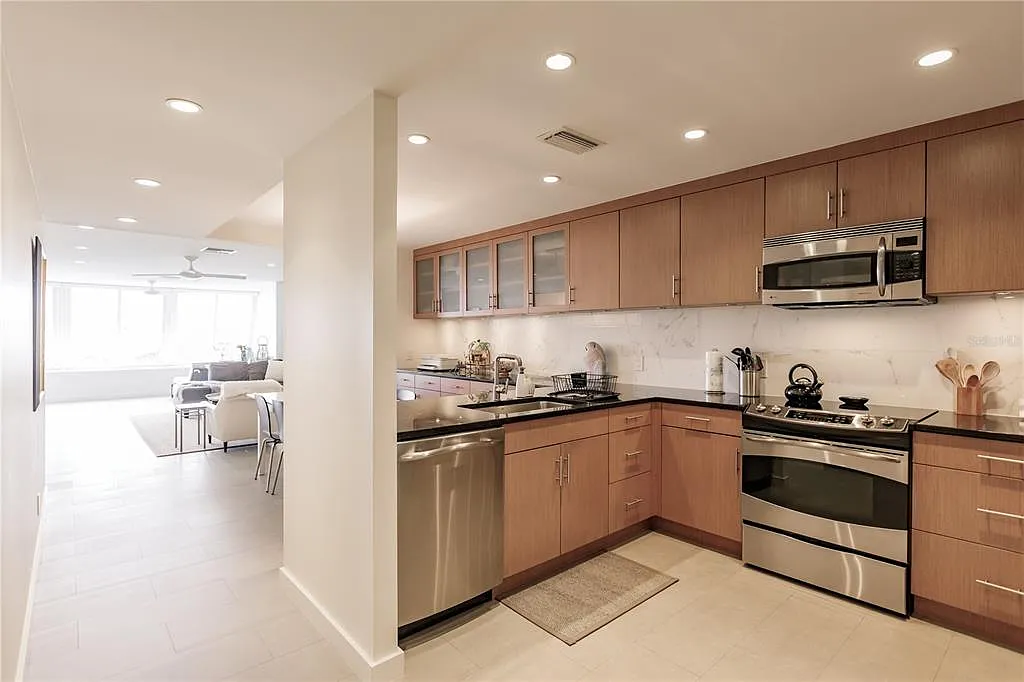 2 bed, 2.0 bath, 1163 sqft, $8,300 — Photo 3