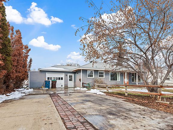 2nd image of 922 NE Crest Dr
