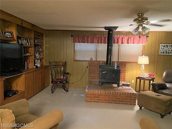 4th image of 10560 Hillcrest Dr E