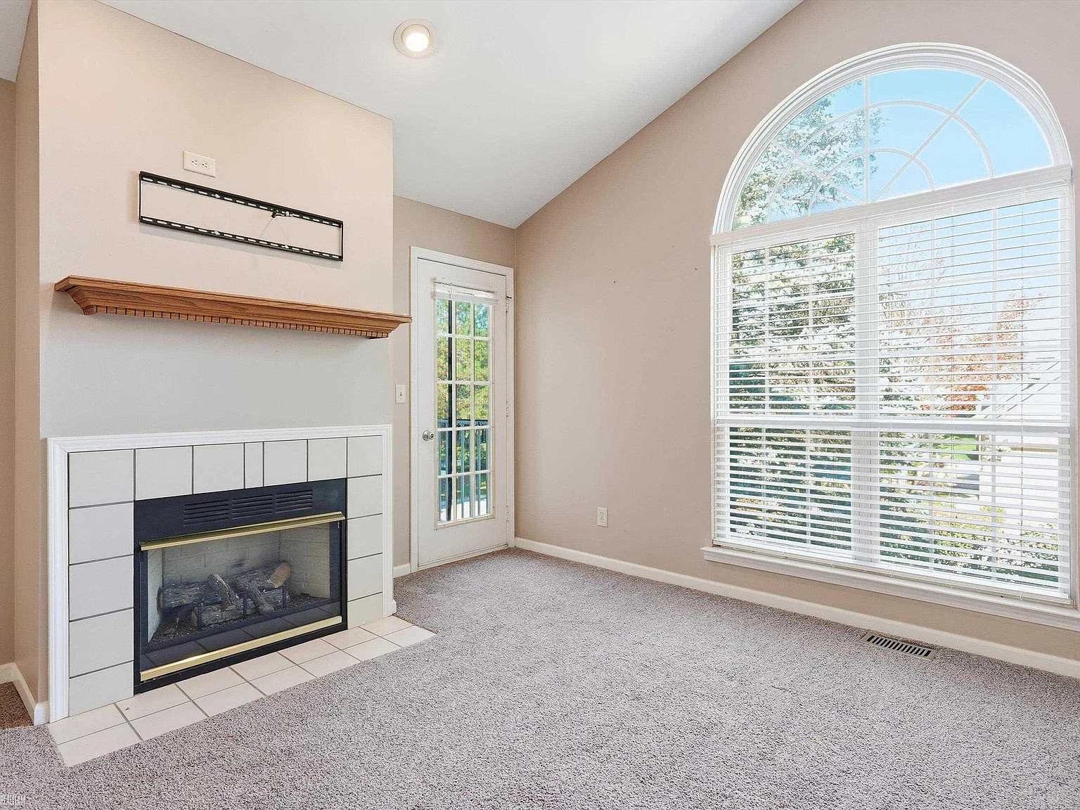 2 bed, 1.5 bath, 1016 sqft, $1,600 — Photo 4