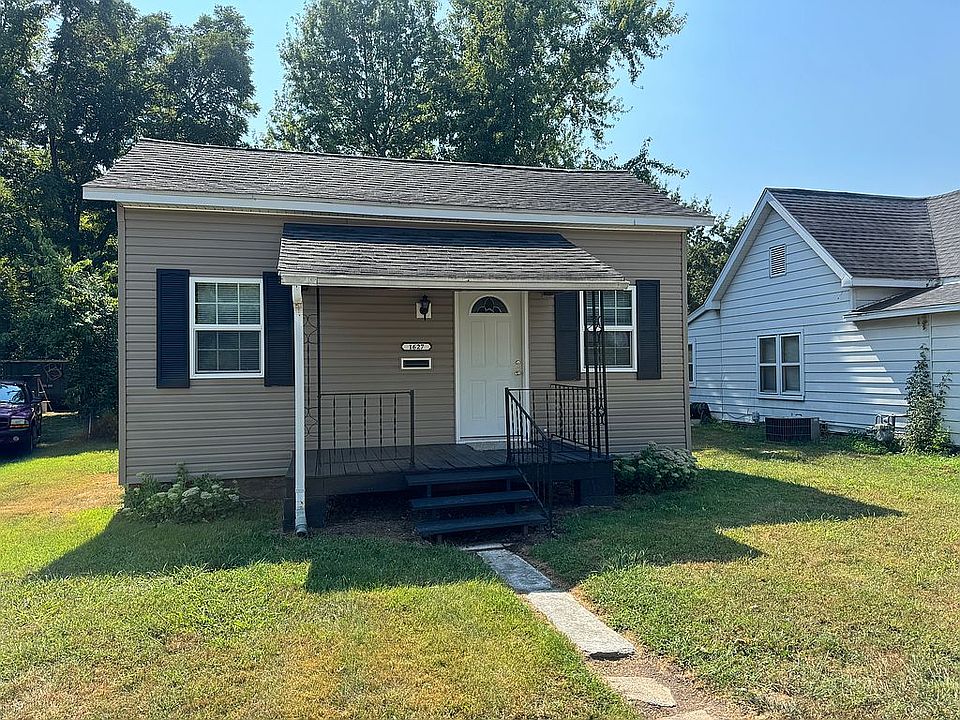 House front w/ covered porch