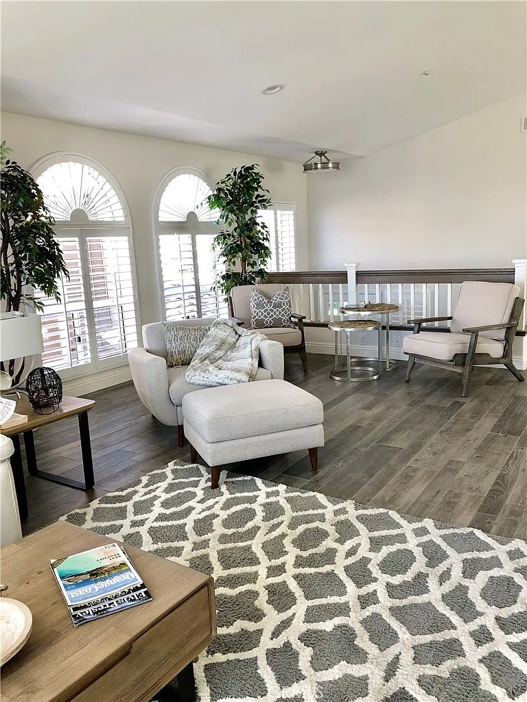 3 bed, 2.5 bath, 2000 sqft, $11,000 — Photo 1