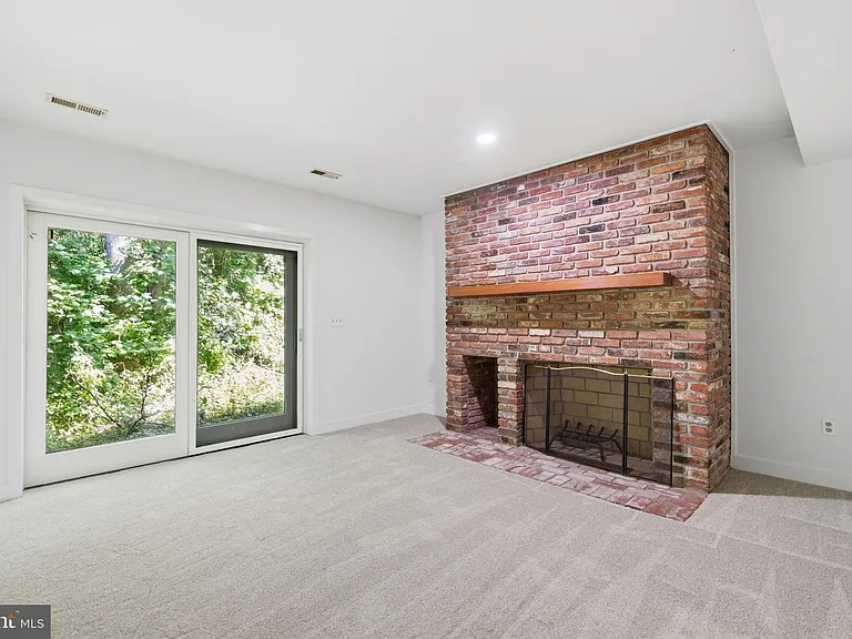 882 Coachway — Photo 30