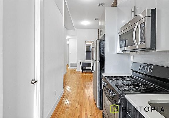 3rd image of 886 Jefferson Ave APT 1L