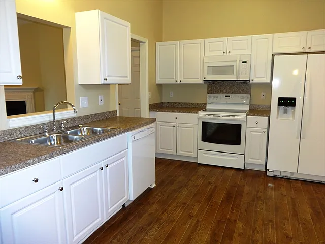 3282 Middleburry Ln — Photo 2