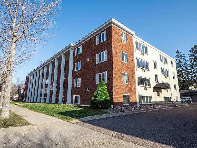 1776 St. Clair Ave — Photo 16