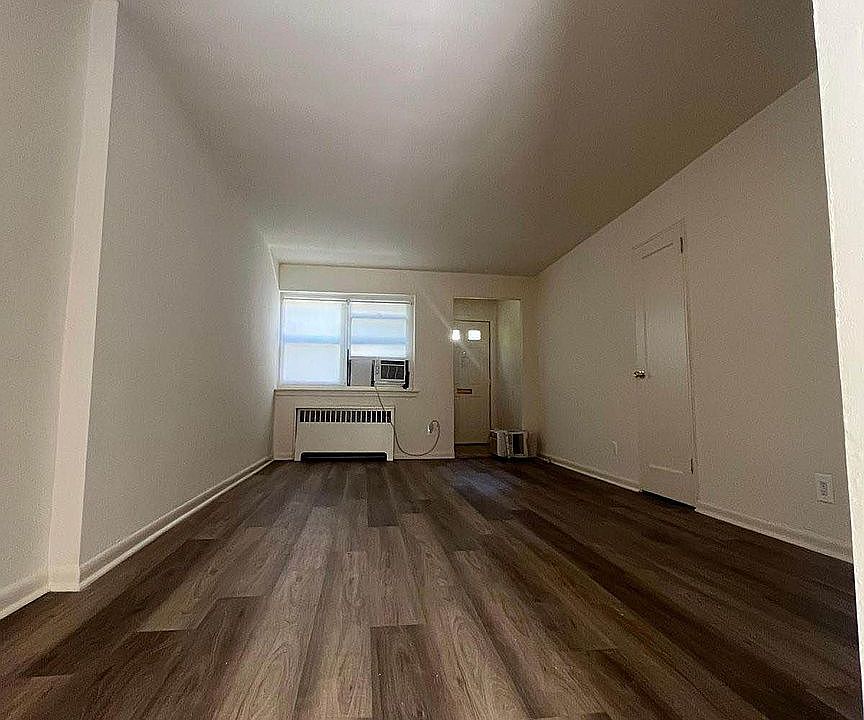 1st image of 10 Stratford Ave #1S