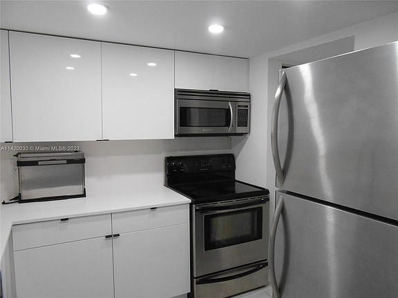 2nd image of 805 SW 30th St APT A