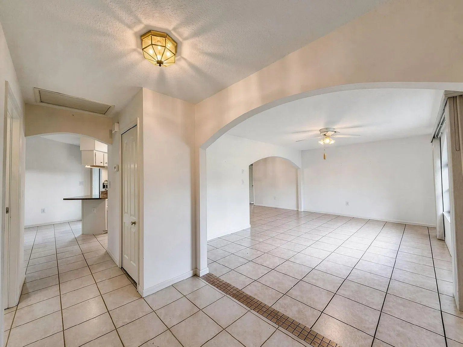 3 bed, 2.0 bath, 2137 sqft, $1,900 — Photo 2