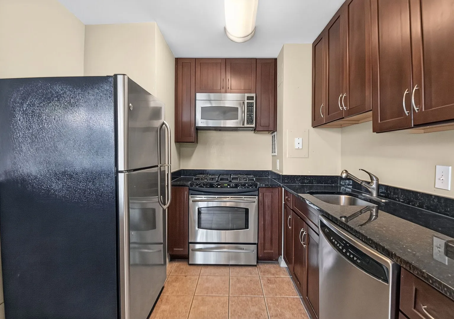 Light-filled 1Bd/1Bth in West End Condos in Alexandria! — Photo 3