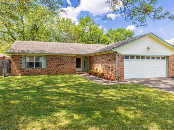 1303 N Douglas Dr, Claremore, OK 74017