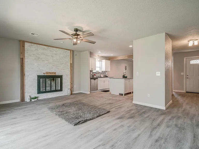 605 Saint James Pl — Photo 15