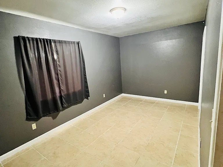 513 W Henry St — Photo 3