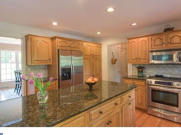 5th image of 35 Red Oak Dr