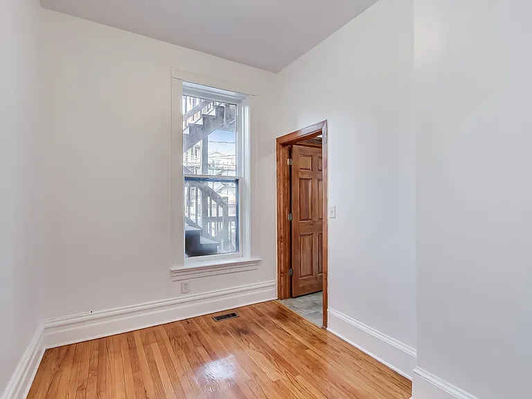 1138 W Addison St #1 — Photo 14