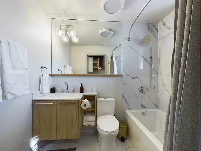 2439 W Walton St #1 — Photo 8