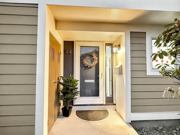 11 Oak St Unit 44, Wellesley, MA 02482