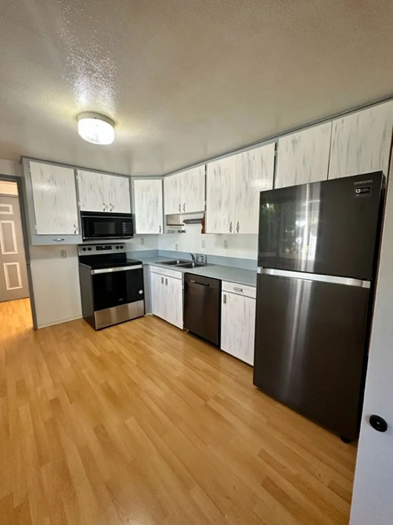 Cozy 2 bedroom House with Garage — Photo 2