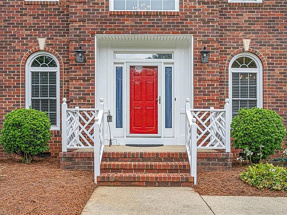 4th image of 909 Haddington Ct S