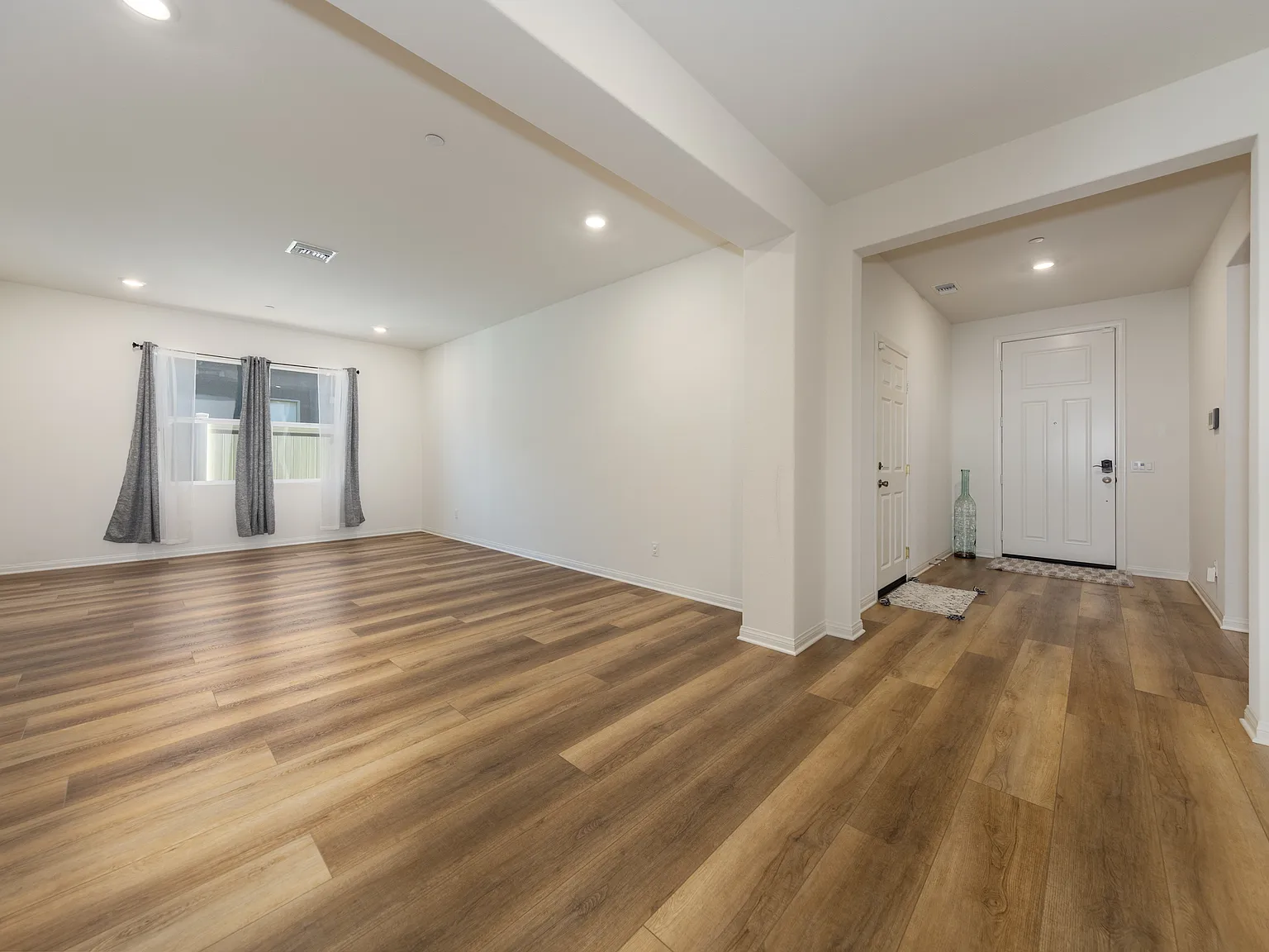 3 bed, 1.5 bath, 2507 sqft, $975 — Photo 4