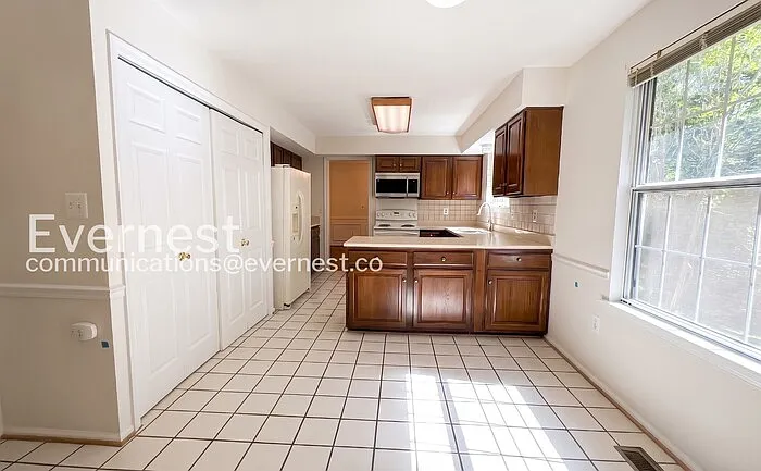 11829 Parliament Dr — Photo 2