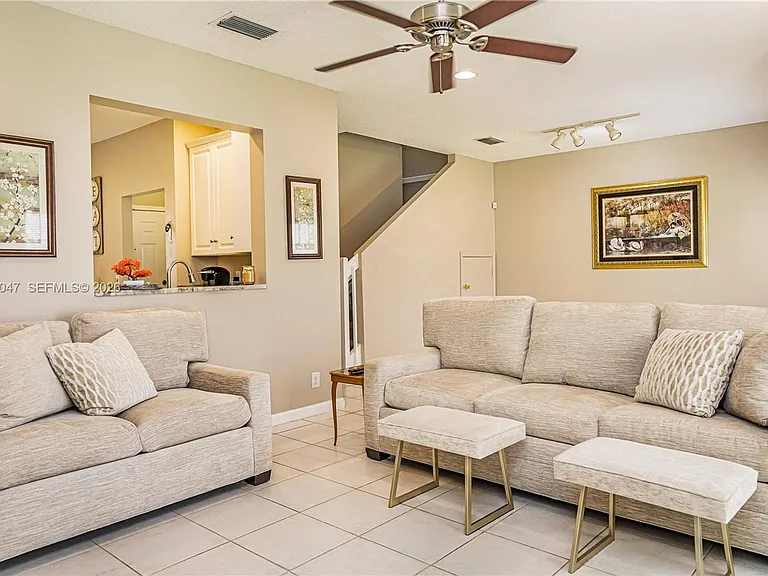 1649 Hawthorne Pl — Photo 4