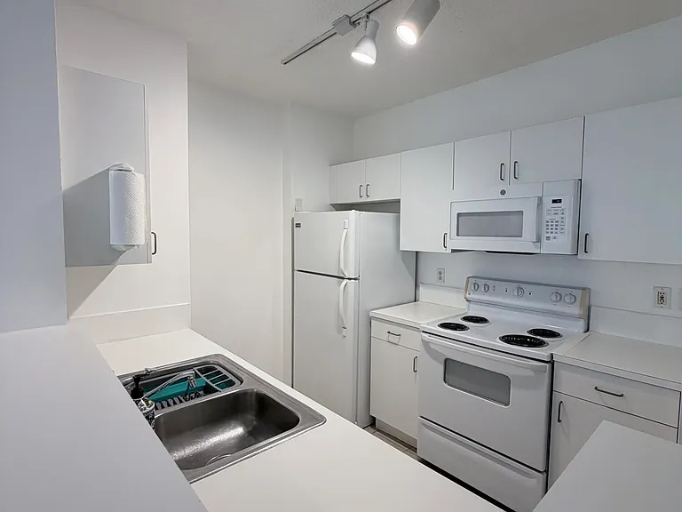 630 Sapodilla Ave #323 — Photo 3