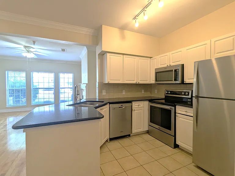 11624 Tomahawk Creek Pkwy #F — Photo 3