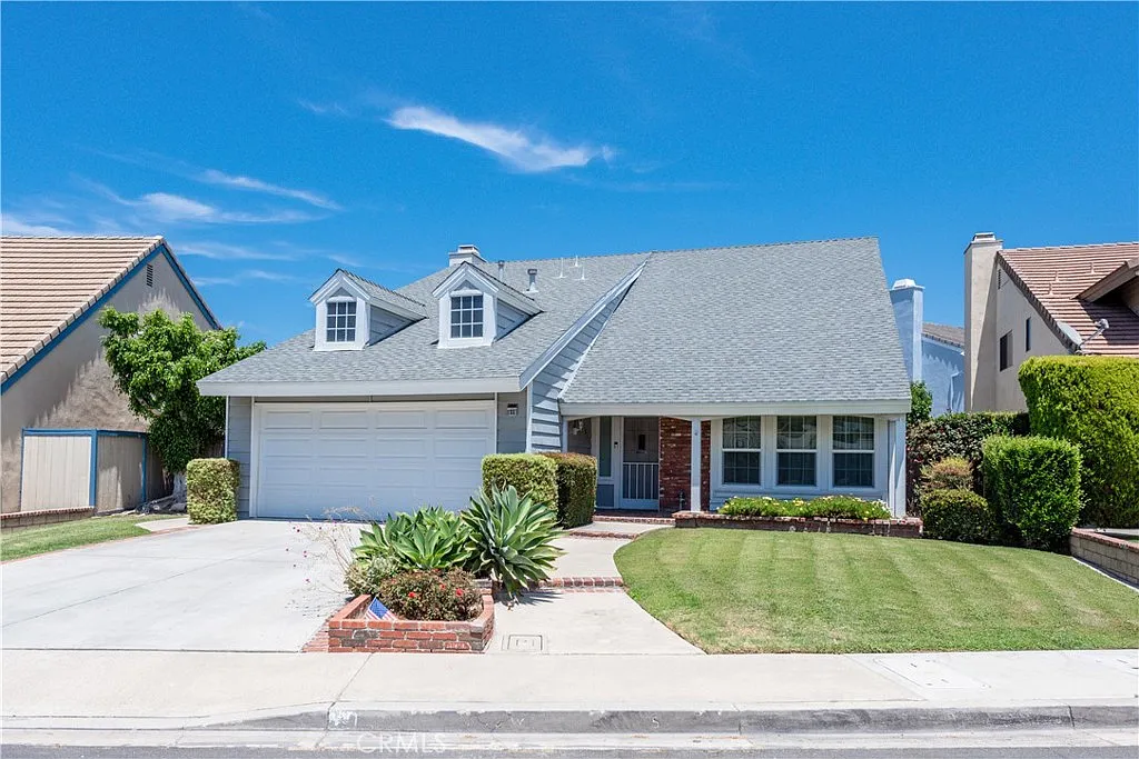 4 bed, 2.5 bath, 2078 sqft, $5,800 — Photo 1