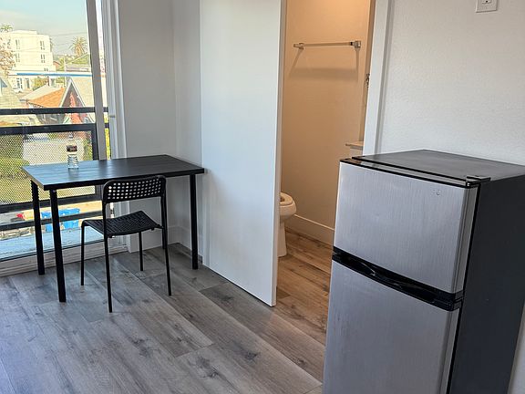 3rd image of 1110-1112 W 40th Pl #13