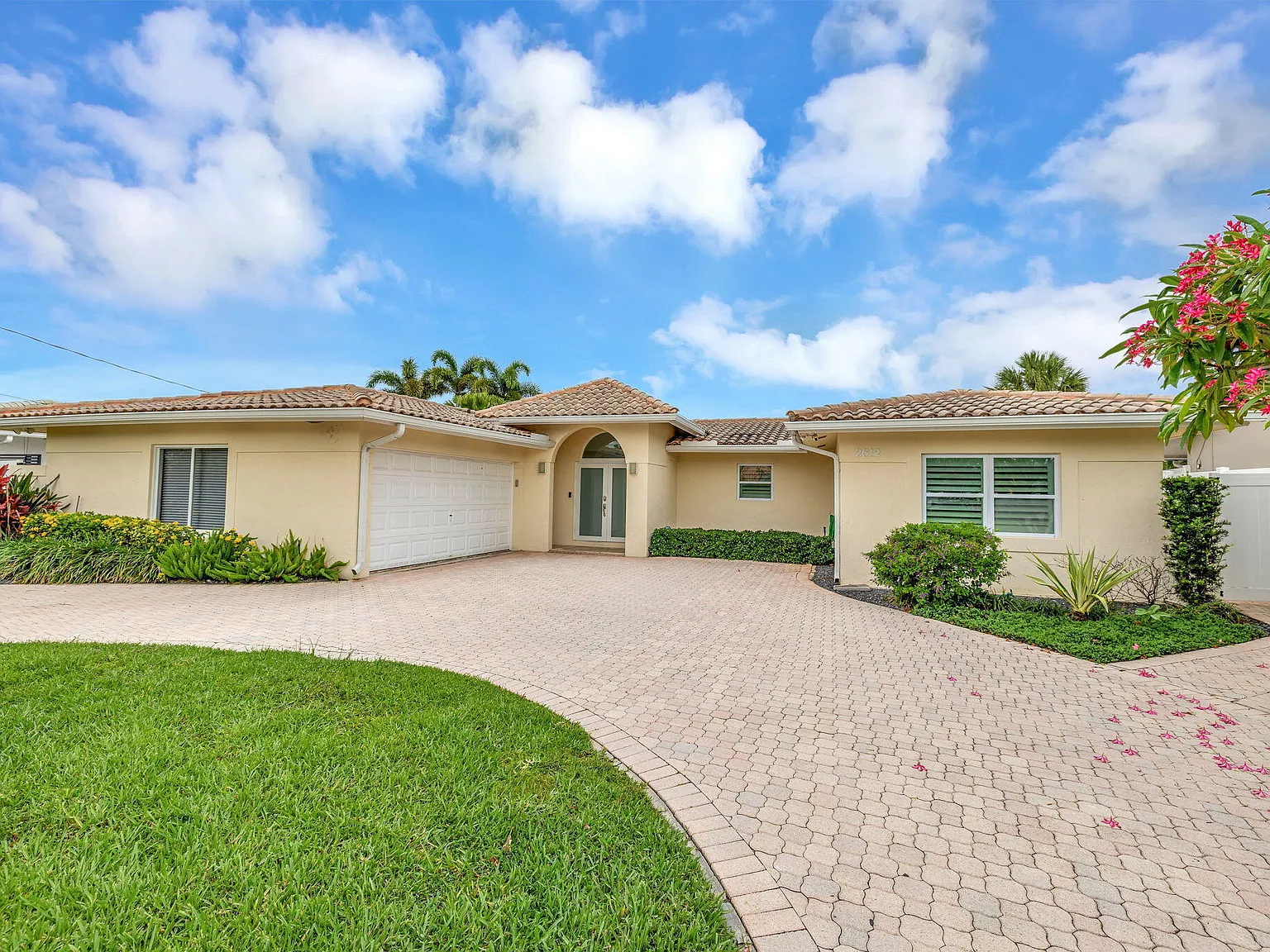 3 bed, 2.5 bath, 1799 sqft, $8,200 — Photo 3