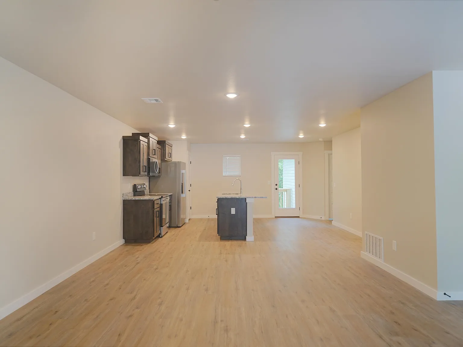 3 bed, 2.0 bath, 1400 sqft, $1,550 — Photo 2