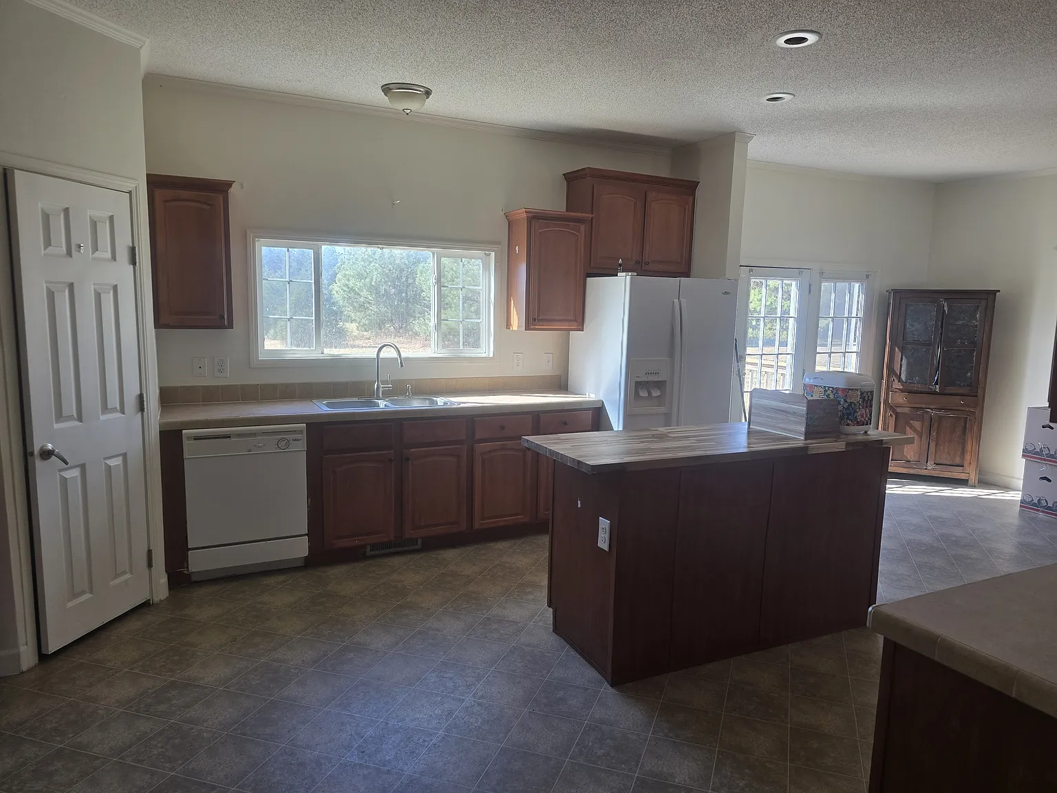 4 bed, 2040 sqft, $2,000 — Photo 2