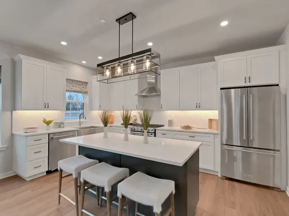 29 Cedar Cir, Levittown, PA 19055